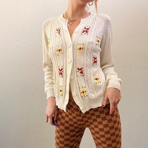 Vintage 1960's Flower Embroidered Cable Stitch Cream Cardigan Sweater - Picture 5 of 6